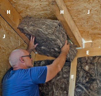 Isoleret anneks: Isolering mellem spær i isoleret anneks Isoleret anneks: Isolering lægges mellem spær i isoleret anneks